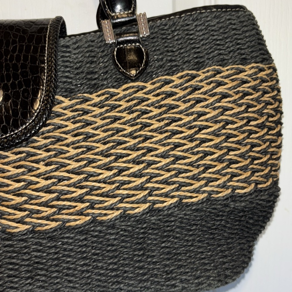 BRIGHTON “SAVANNAH” BLACK AND CREAM WOVEN SHOULDER BAG JUTE/STRAW MATERIAL - Picture 4 of 15